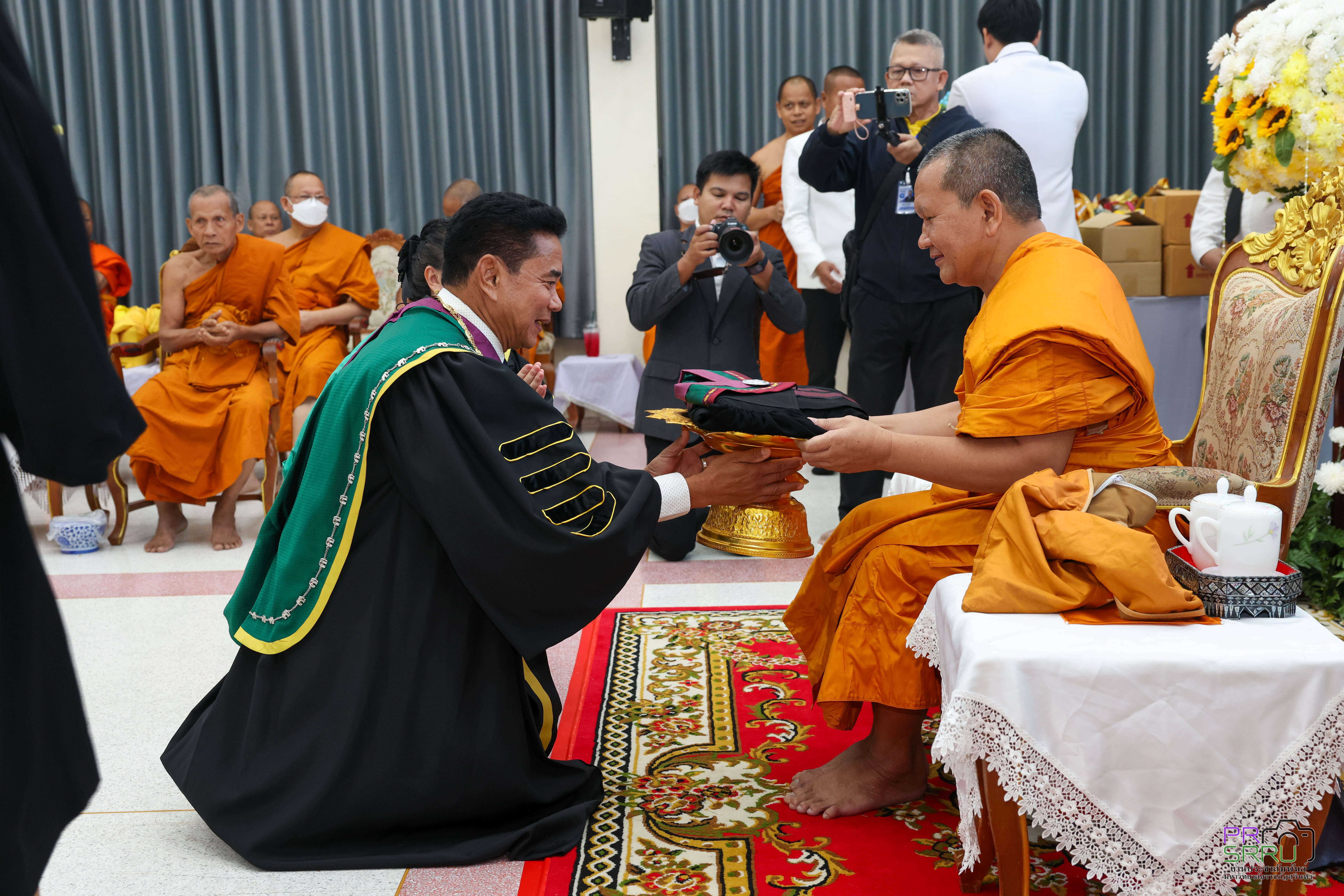 ม.ราชภัฏสุรินทร์ จัดพิธีถวายครุยวิทยฐานะปริญญาปรัชญาดุษฎีบัณฑิตกิตติมศักดิ์ ปีการศึกษา 2567 - 2568 แด่พระวชิรสิทธิโกศล เจ้าอาวาสวัดกลางสุรินทร์ เจ้าคณะจังหวัดสุรินทร์