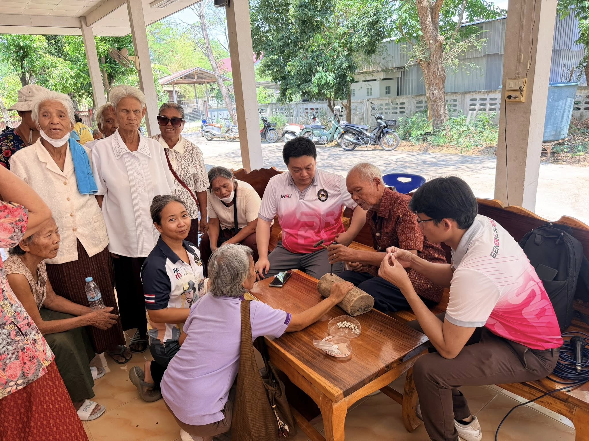 รายงานผลการดำเนินงาน กิจกรรมที่ 2 อบรมเชิงปฏิบัติการพัฒนาลวดลายมาตรฐานการผลิตและออกแบบบรรจุภัณฑ์ที่ผสานอัตลักษณ์ท้องถิ่น