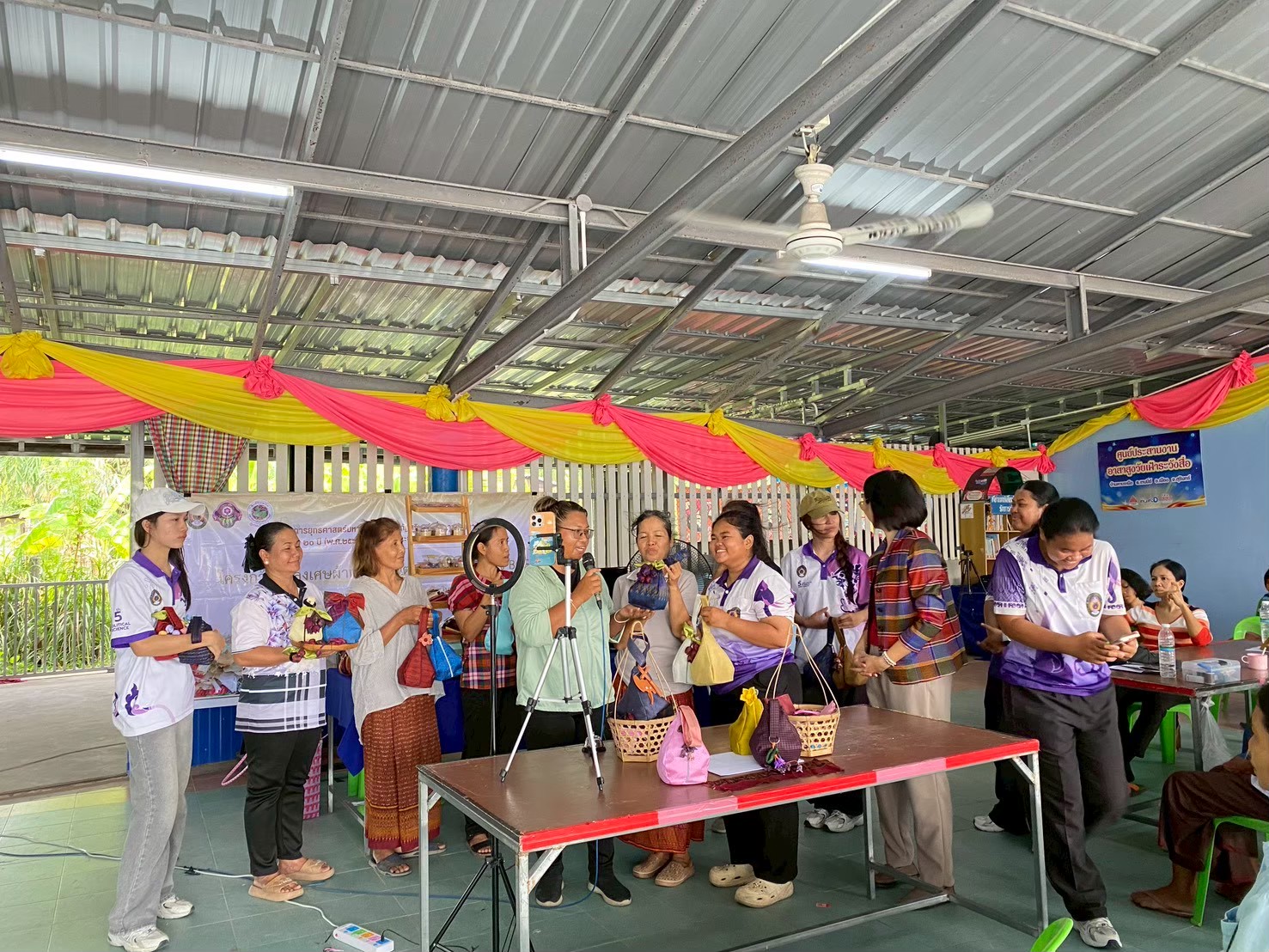 ยกระดับการตลาดและรายได้ของกลุ่มสตรีตำบลเทนมีย์ผ่านการสร้างแบรนด์ และช่องทางจำหน่าย