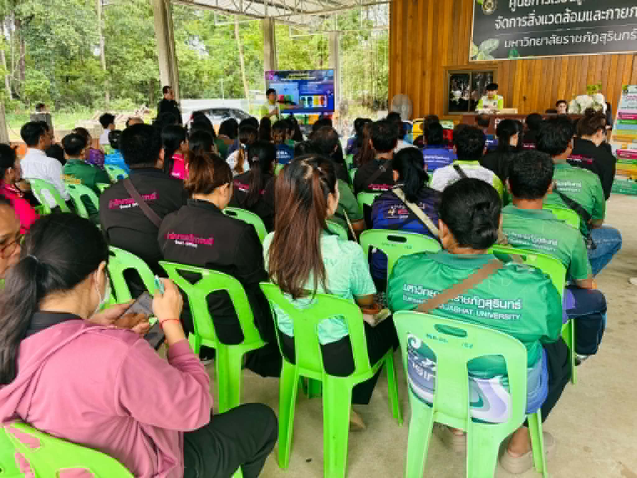 อบรมเชิงปฏิบัติการการสร้างจิตตระหนักรู้ด้านการอนุรักษ์สิ่งแวดล้อม สู่การเป็นชุมชนคาร์บอนต่ำอย่างยั่งยืน